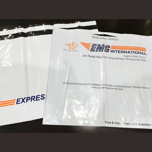 Kantong Polymailer Hitam Putih dengan Permanent Seal Tape, Amplop Resi dan Printing Design